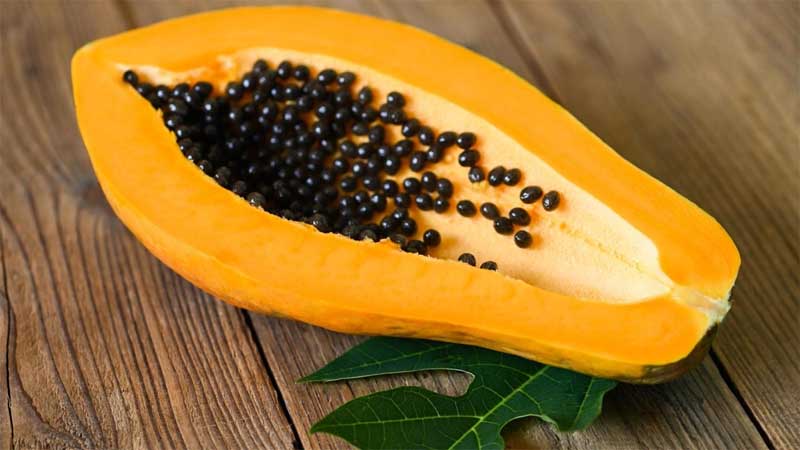 La papaye est riche en vitamine C, en bêta-carotène, en fibres et en antioxydants.